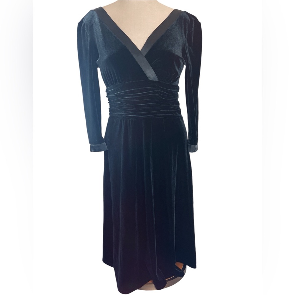 Sandra Darren Black Velvet and Satin V Neck and Back Long Sleeve Dress E…